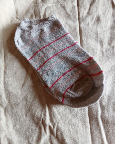 Sneakersocken in grau mit bunten Streifen
