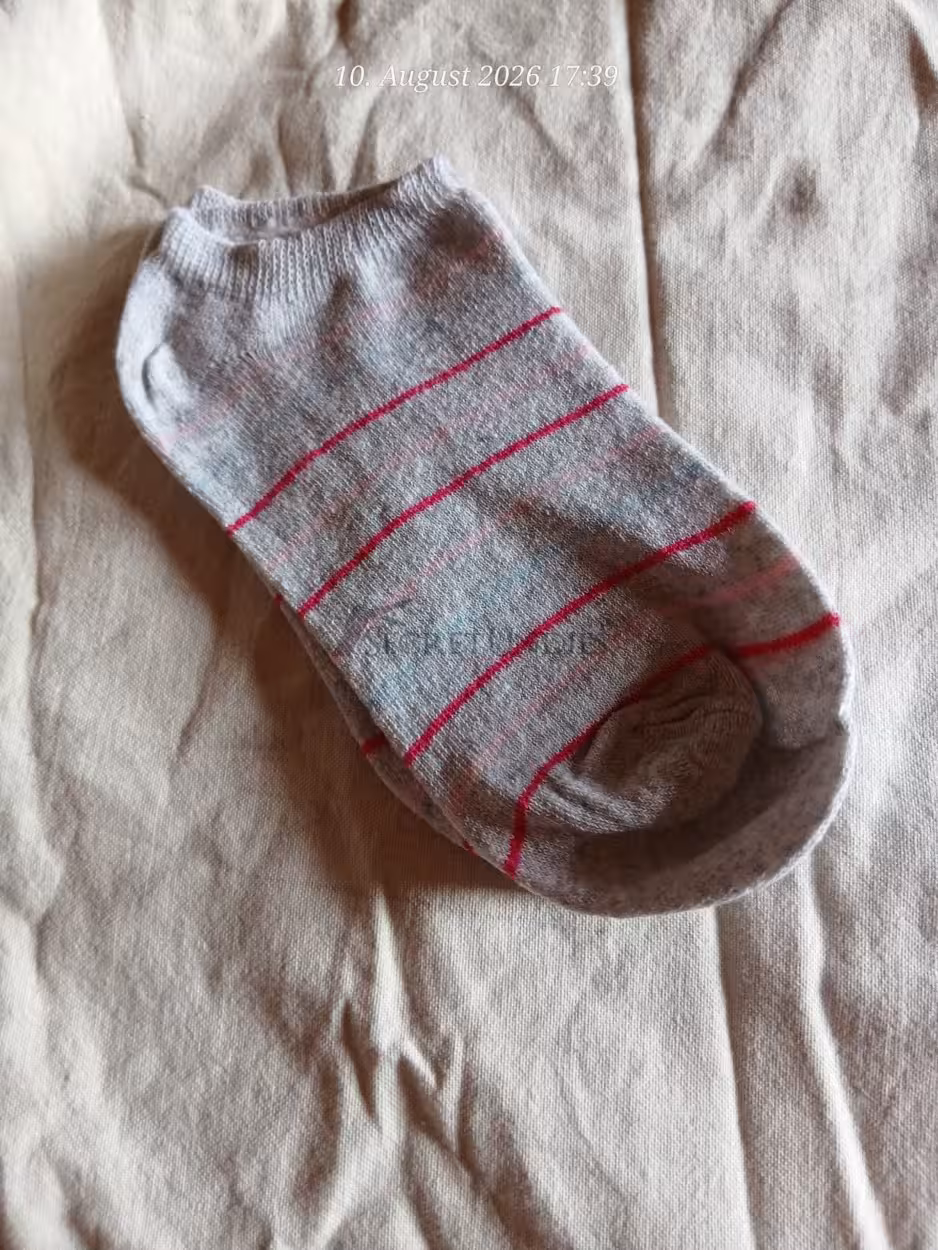 Sneakersocken in grau mit bunten Streifen 1 Sneakersocken in grau mit bunten Streifen