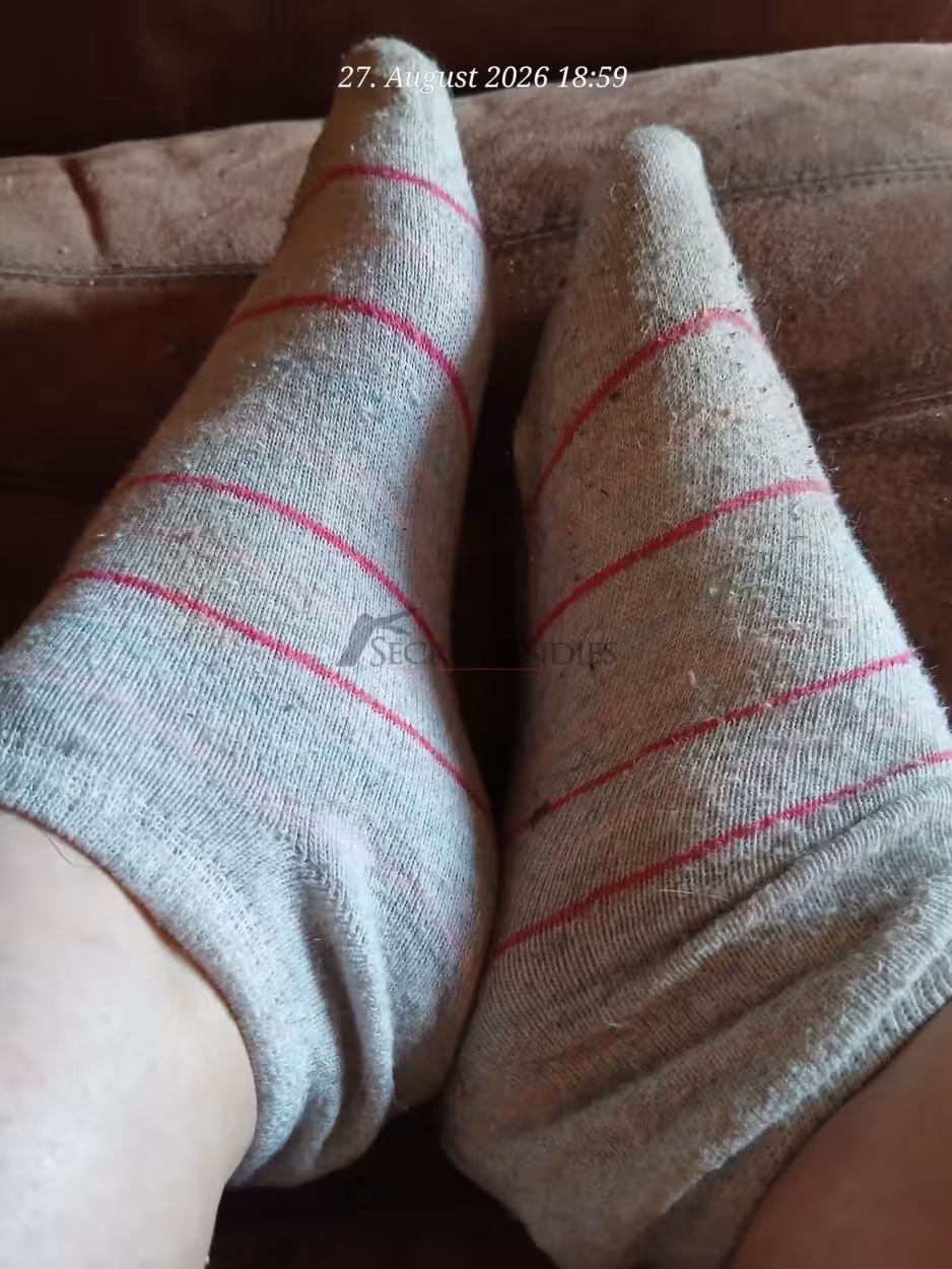 Sneakersocken in grau mit bunten Streifen 3 Sneakersocken in grau mit bunten Streifen – Bild 3