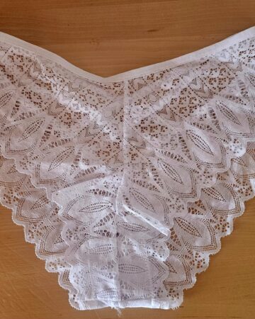 Weißer, sexy Spitzen-Slip – 12 Stunden getragen
