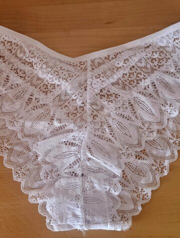 Weißer, sexy Spitzen-Slip – 12 heures getragen