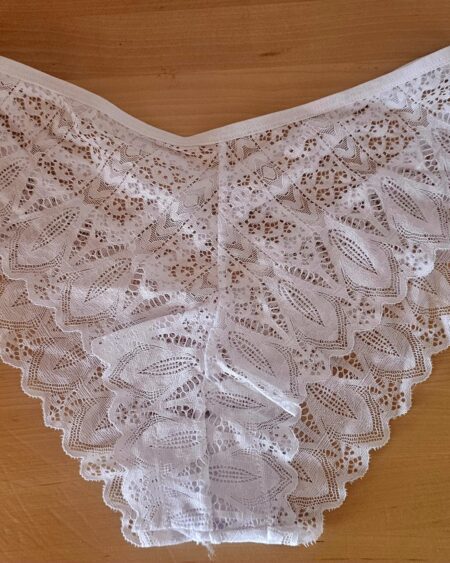 Weißer, sexy Spitzen-Slip – 12 horas getragen