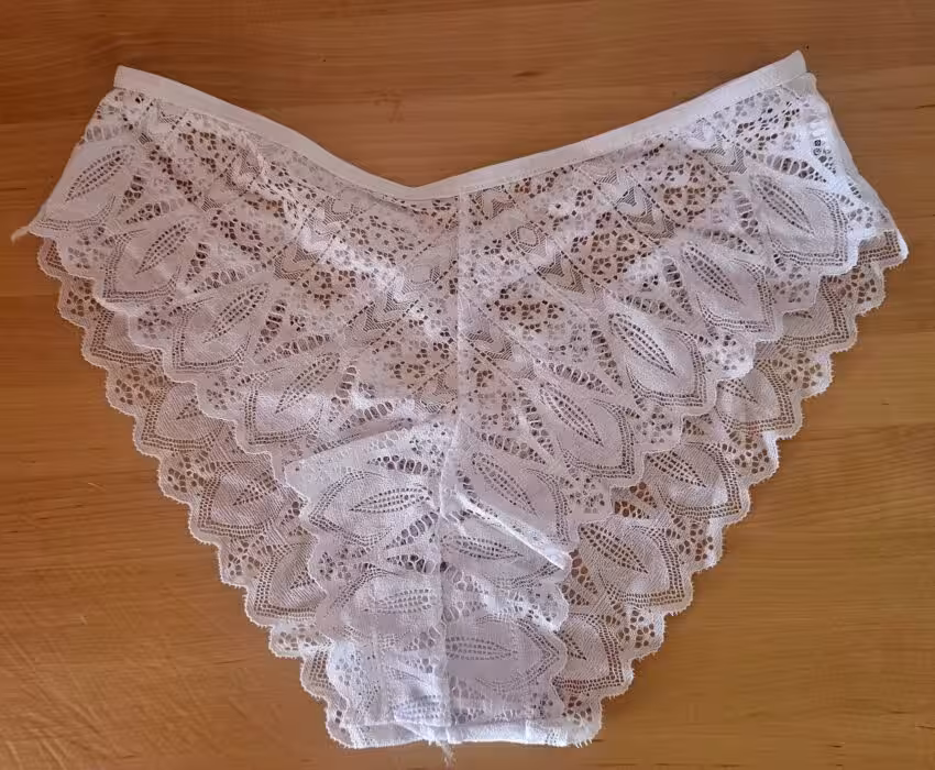 Weißer, sexy Spitzen-Slip – 12 Stunden getragen