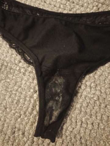 schwarzer String mit Spitze und Zervixschleim💦