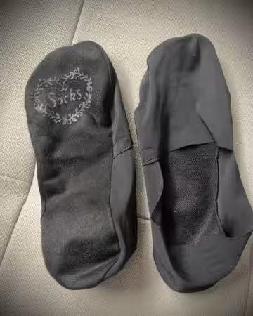 Schwarze Füßlinge