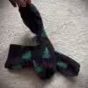 Getragene Socken mit Weihnachtsmotiv