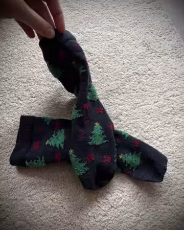 Getragene Socken mit Weihnachtsmotiv