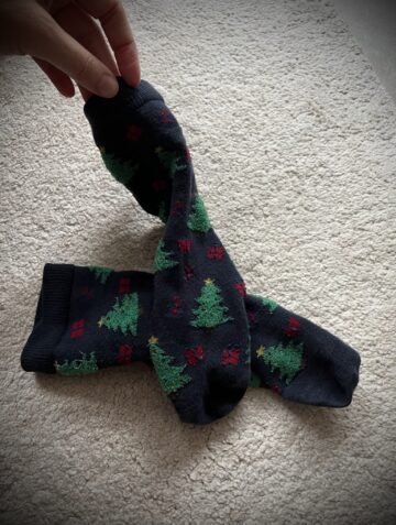 Getragene Socken mit Weihnachtsmotiv