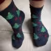 Getragene Socken mit Weihnachtsmotiv