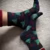 Getragene Socken mit Weihnachtsmotiv